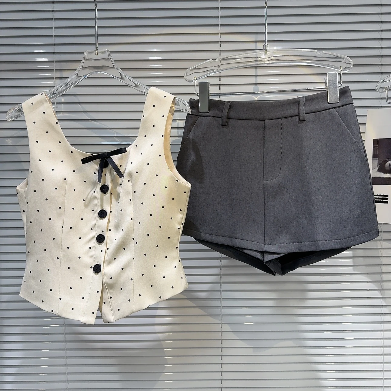 

2025 Summer New Arrival: Chic Tweed Bowknot Polka Dot Vest + Solid Color Youthful Short Skirt Set for Women