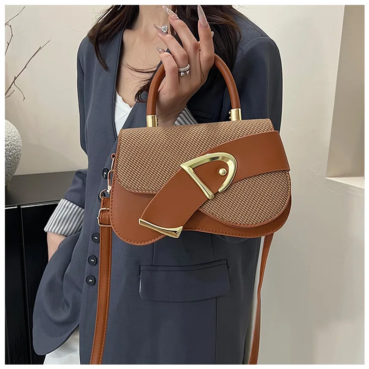 Schicke braune gewebte Handtasche mit goldenen Akzenten, stilvolle Henkeltasche & Umhängetasche, perfekt zum Aufwerten jedes lässigen oder eleganten Outfits.