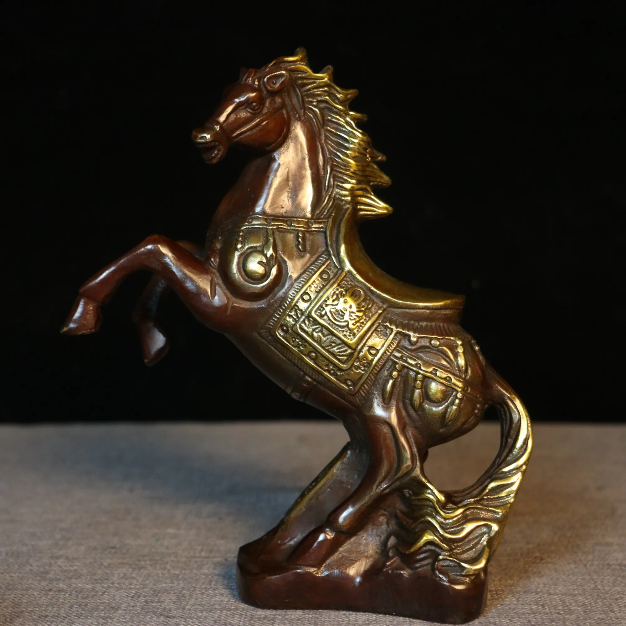 Elegant War Horse Sculpture – High-Quality Home Decor and Desk Ornament for Office and Study, Detailed Small Figurine