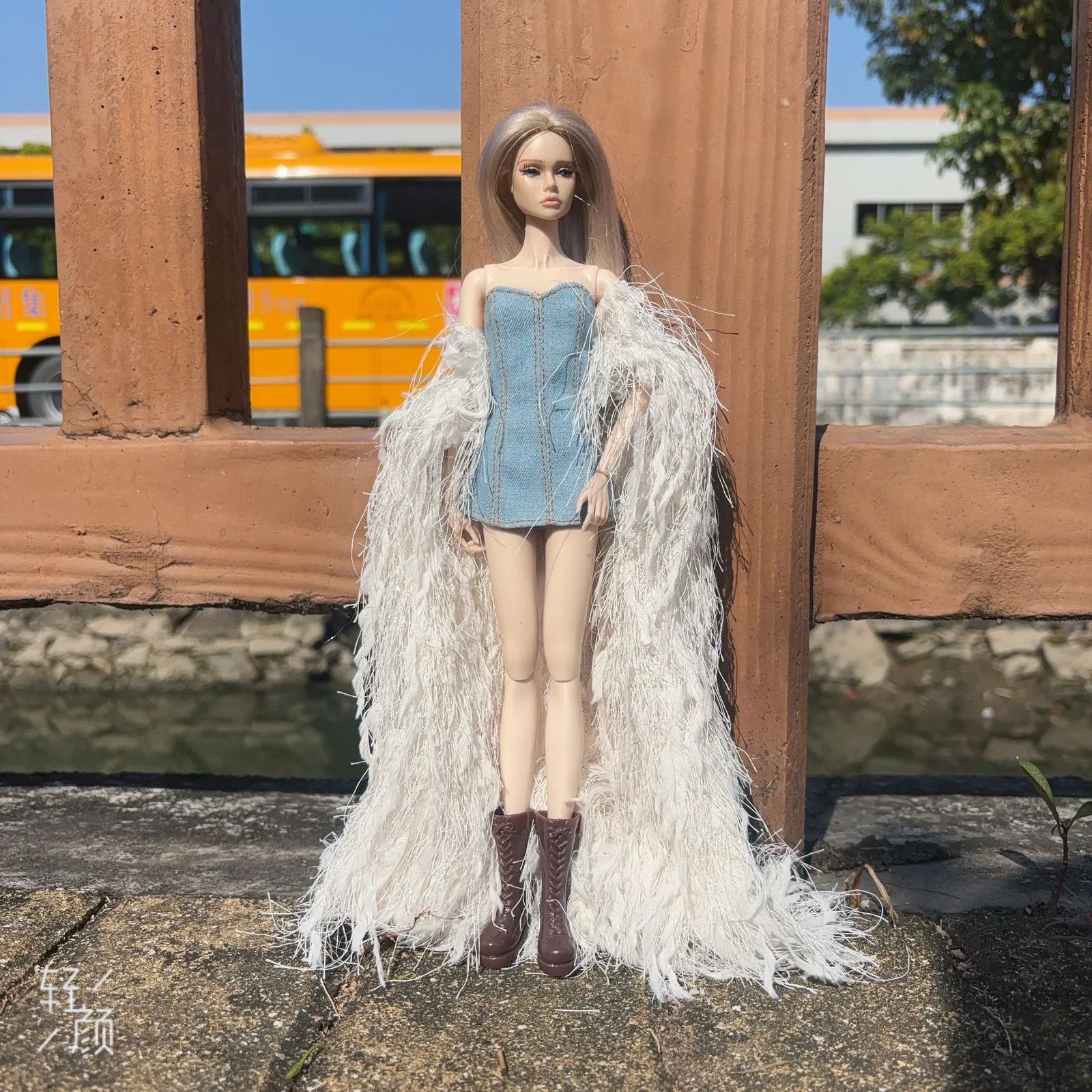 

Комплект одежды для куклы 30 см: модный плащ с перьями + джинсовая юбка-карандаш для кукол 1/6 FR Babi PP Supermodel