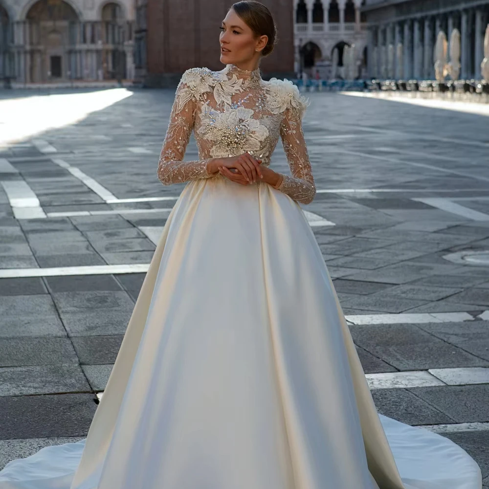 ชุดแต่งงานคอสูงแบบเรียบหรูสำหรับเจ้าสาว ประดับเลื่อมและลูกปัดวิบวับ ดีไซน์ทรงเอไลน์ พร้อมงานปักประณีต ชุดเจ้าสาวยาว