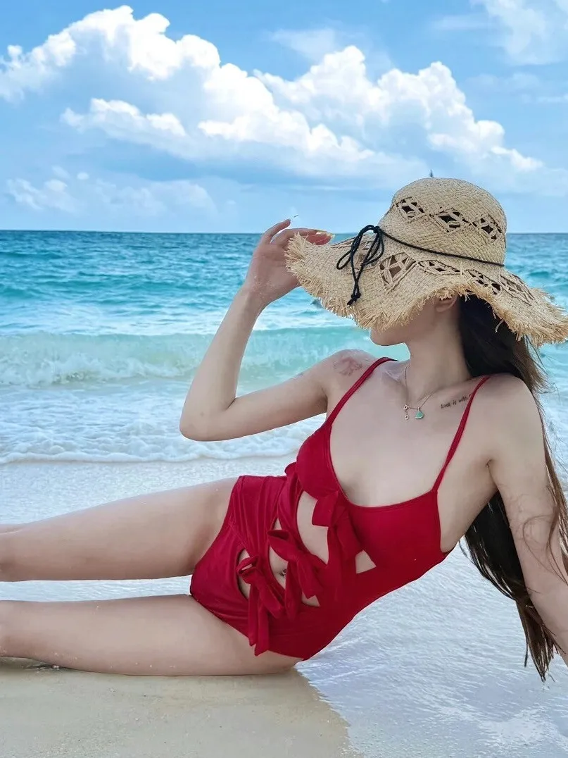 

2025 New Advanced Pure Desirable Beautiful e One-Piece Swimsuit Women Sexy Hollow Red Hot Spring Vaion Swimwear