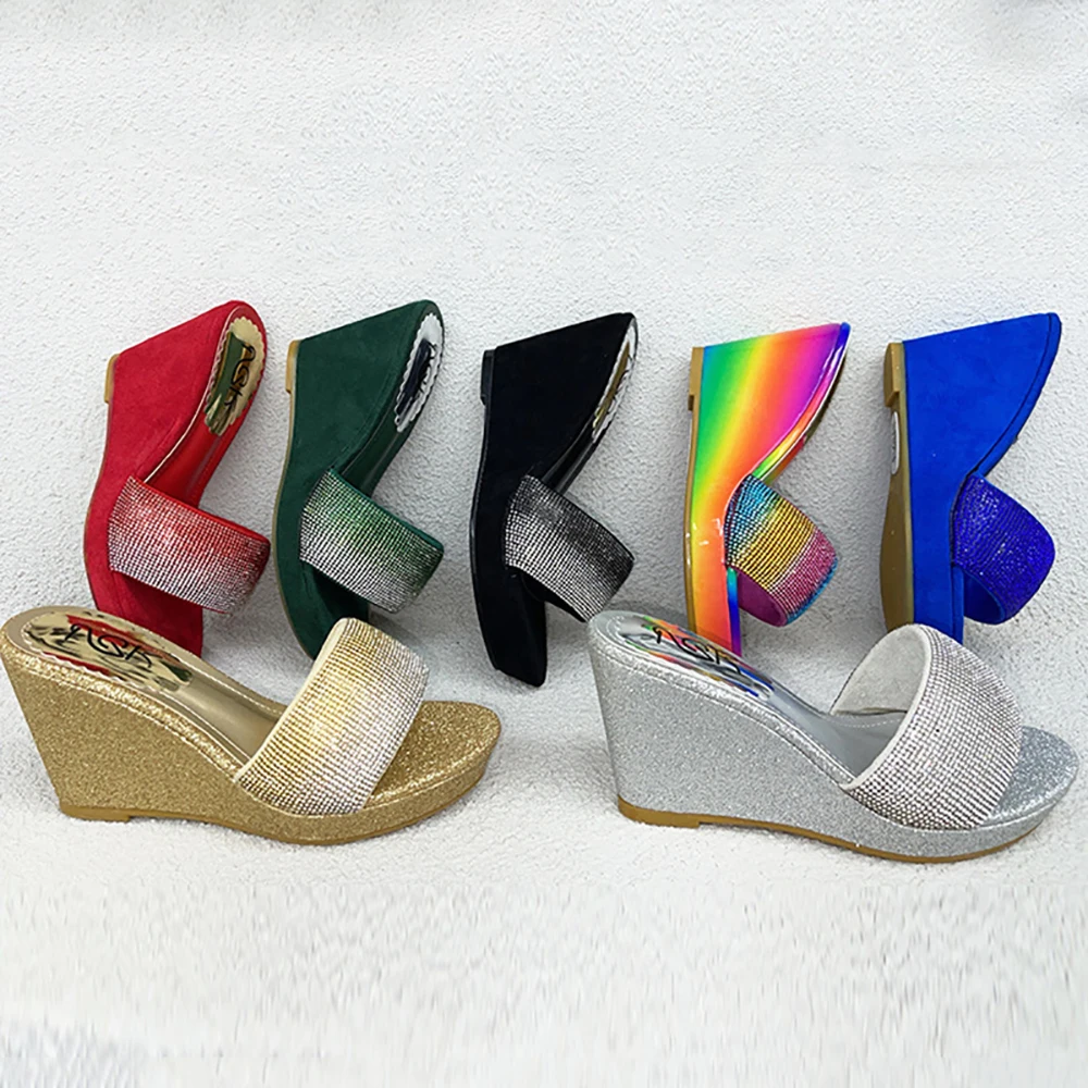 

Новые модные женские тапочки, босоножки с открытым носком для уличной одежды, универсальные босоножки на танкетке/под каблуке, летние тапочки на высоком каблуке.