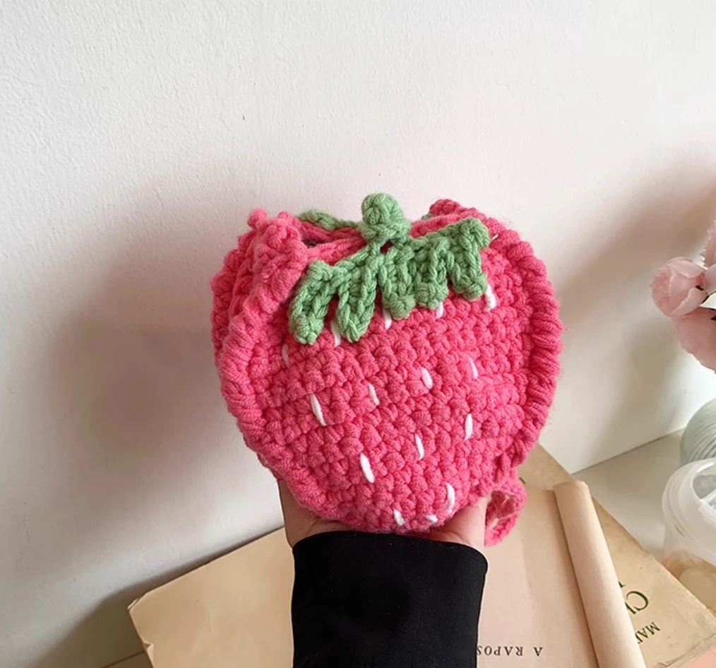 

Cute strawberry knitted wool bag handmade diy niche design woven bag finished children's change crossbody bag