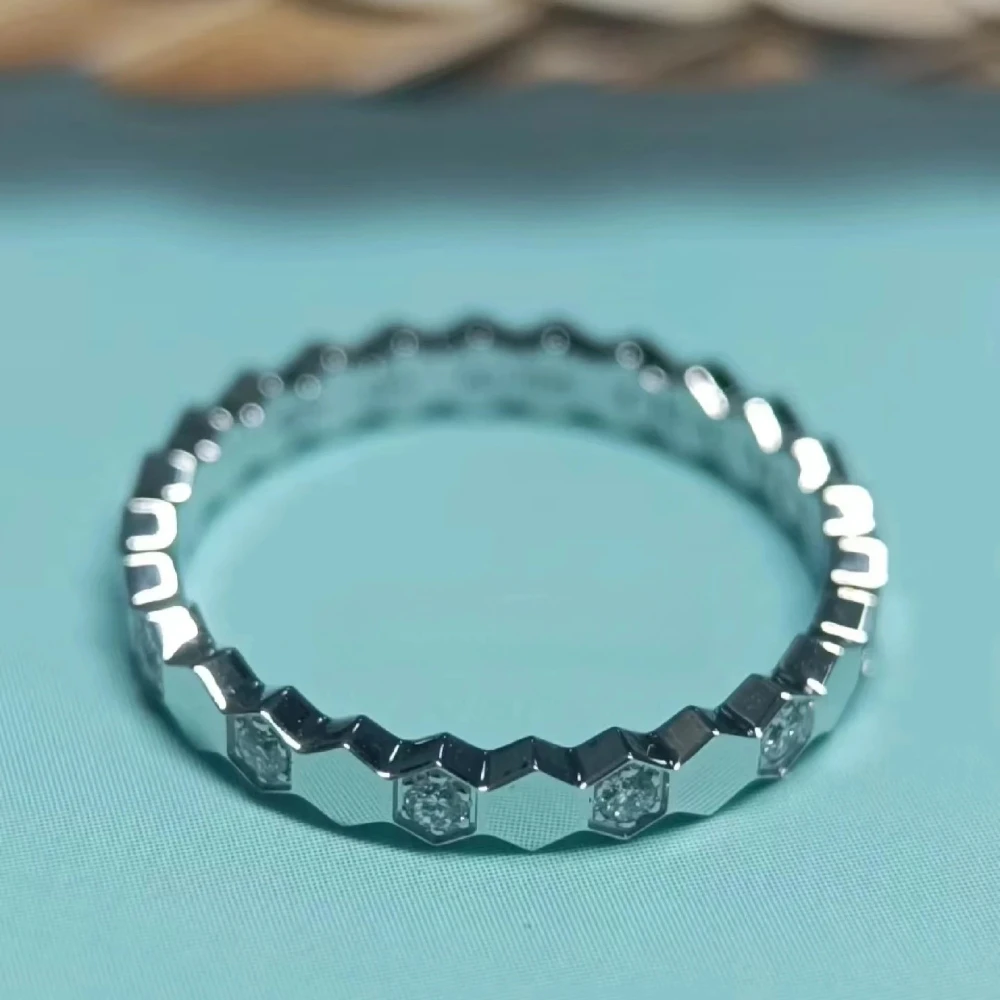 

2025 модные ювелирные изделия, модное женское кольцо с муассанитом в виде сот, идеальный подарок подруге для ежедневных поездок на работу