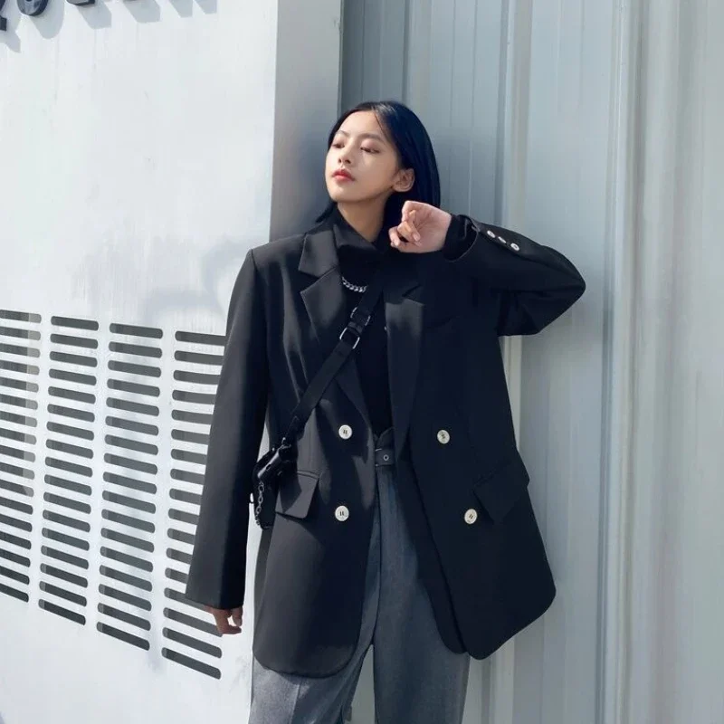 سترة نسائية جديدة لربيع وخريف 2025 على الطراز الكوري سترة عتيقة للشارع فضفاضة مزدوجة الصدر سترة طالب مميزة غير رسمية رائعة