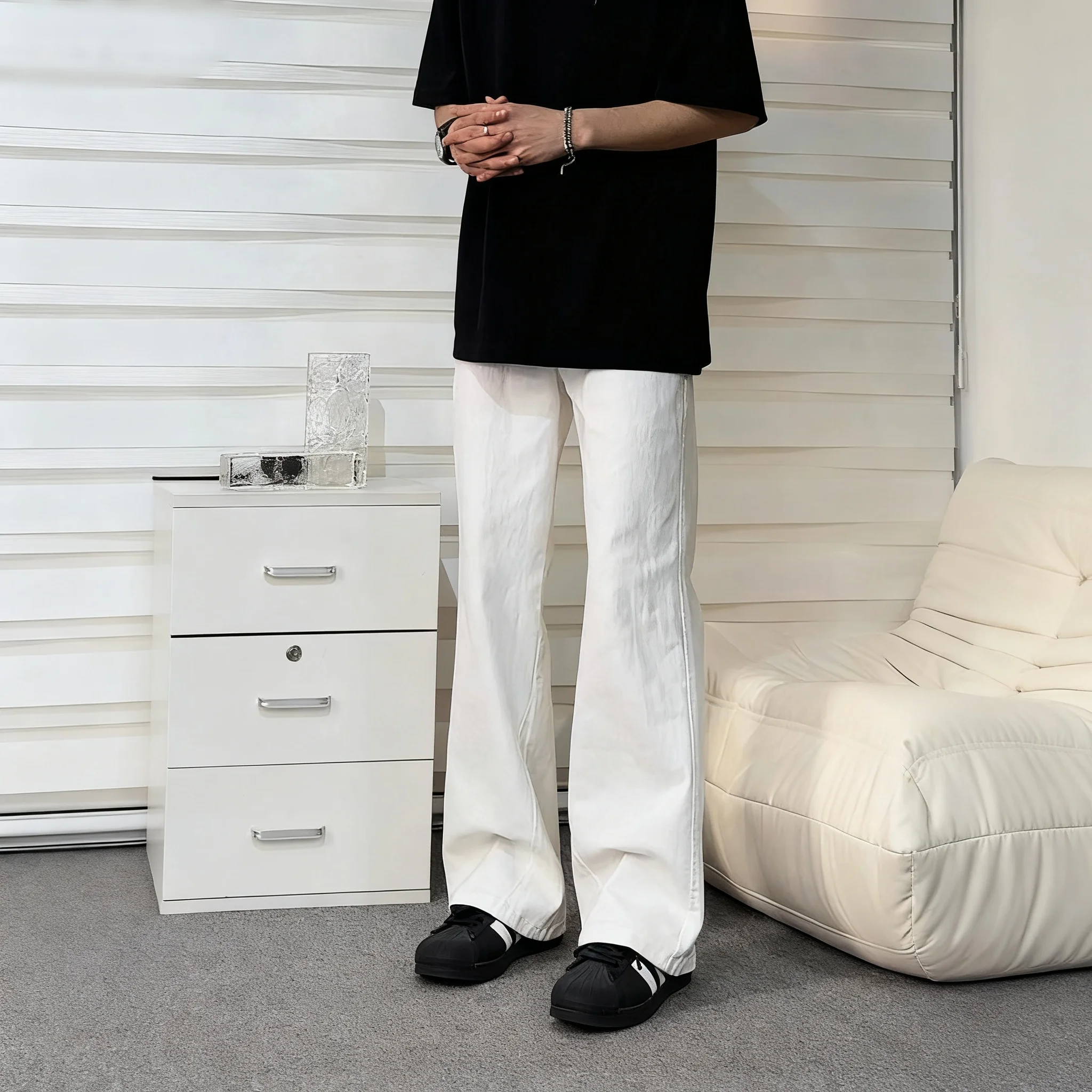 

Мужские элитные осенне-зимние новые стильные белые эластичные слегка расклешенные джинсы, мужские свободные брюки, повседневные нишевые джинсовые брюки