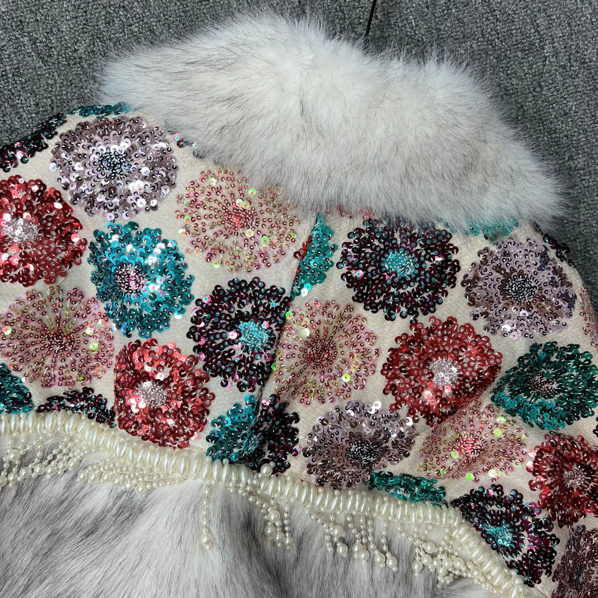 Manteau en fausse fourrure de renard Femela 25 hiver nouvelle mode élégante fourrure intégrée Patchwork paillettes veste chaude pour les femmes
