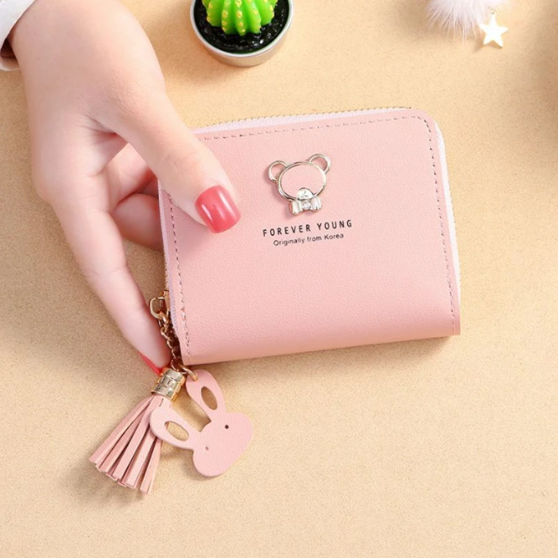 Dompet Mini Beruang Lucu – Dompet Koin Pendek Wanita dengan Slot Kartu – Kopling Pengait Fashion untuk Penggunaan Sehari-hari