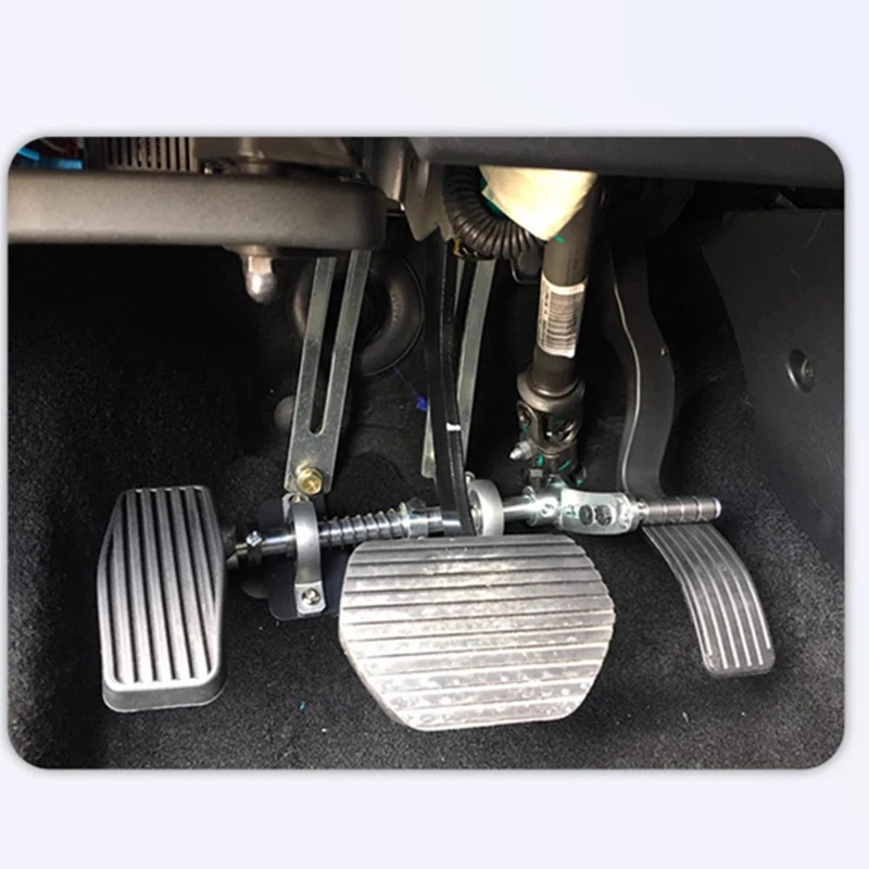 The accelerator assist device for disabled people\'s cars is moved to the left, and the left accelerator pedal is moved to the le