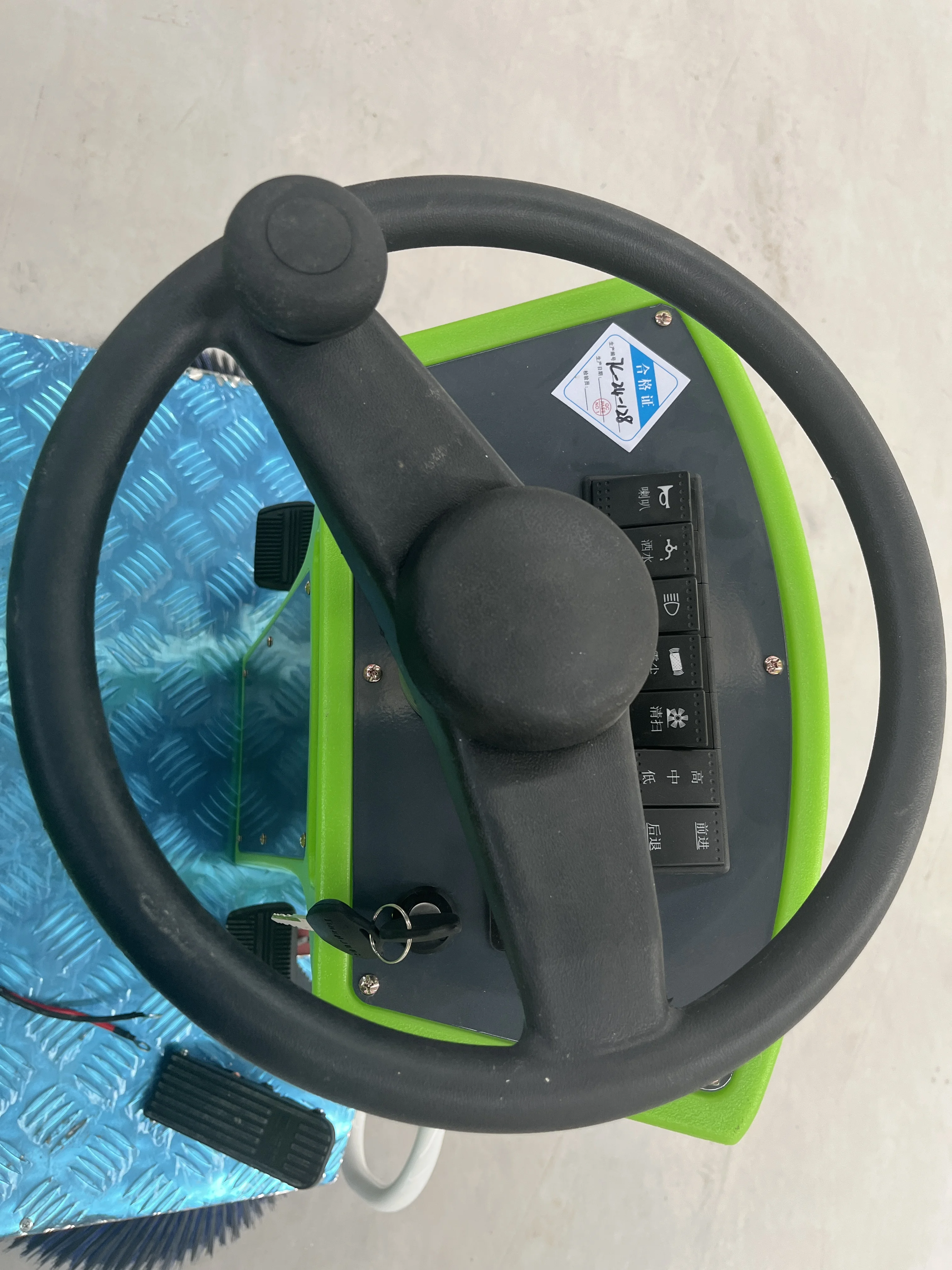 SW-1300 Macchina per la pulizia dei pavimenti Spazzatrice multifunzionale per esterni efficiente e a risparmio energetico