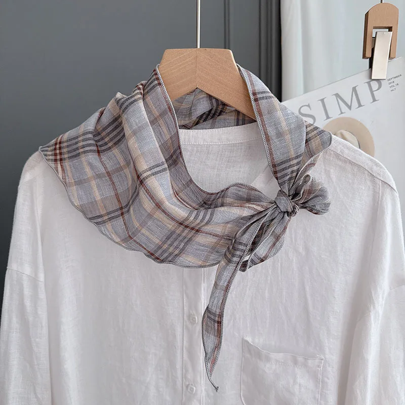 

Художественный шарф в британском студенческом стиле для женщин, 100% лен, в клетку, с слегка подвернутыми краями, в комплекте с маленьким аксессуаром.