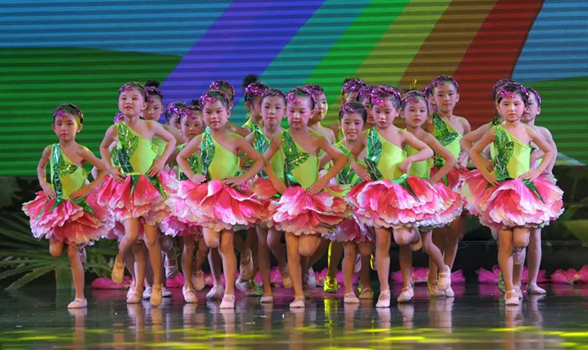 Neue Kindertag Chinesen führen Kostüme Kinder präsentieren Jasmin Tanz kleider Blütenblatt Kleidung Bühne Performance Kleidung