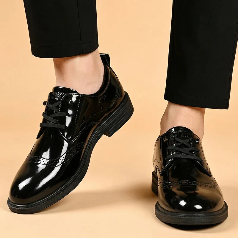 Herren Oxford-Schuhe aus schwarzem Lackleder, Schnürschuhe für formelle Anlässe, Hochzeiten, Partys, Büro, Herrenschuhe. – Detail 6
