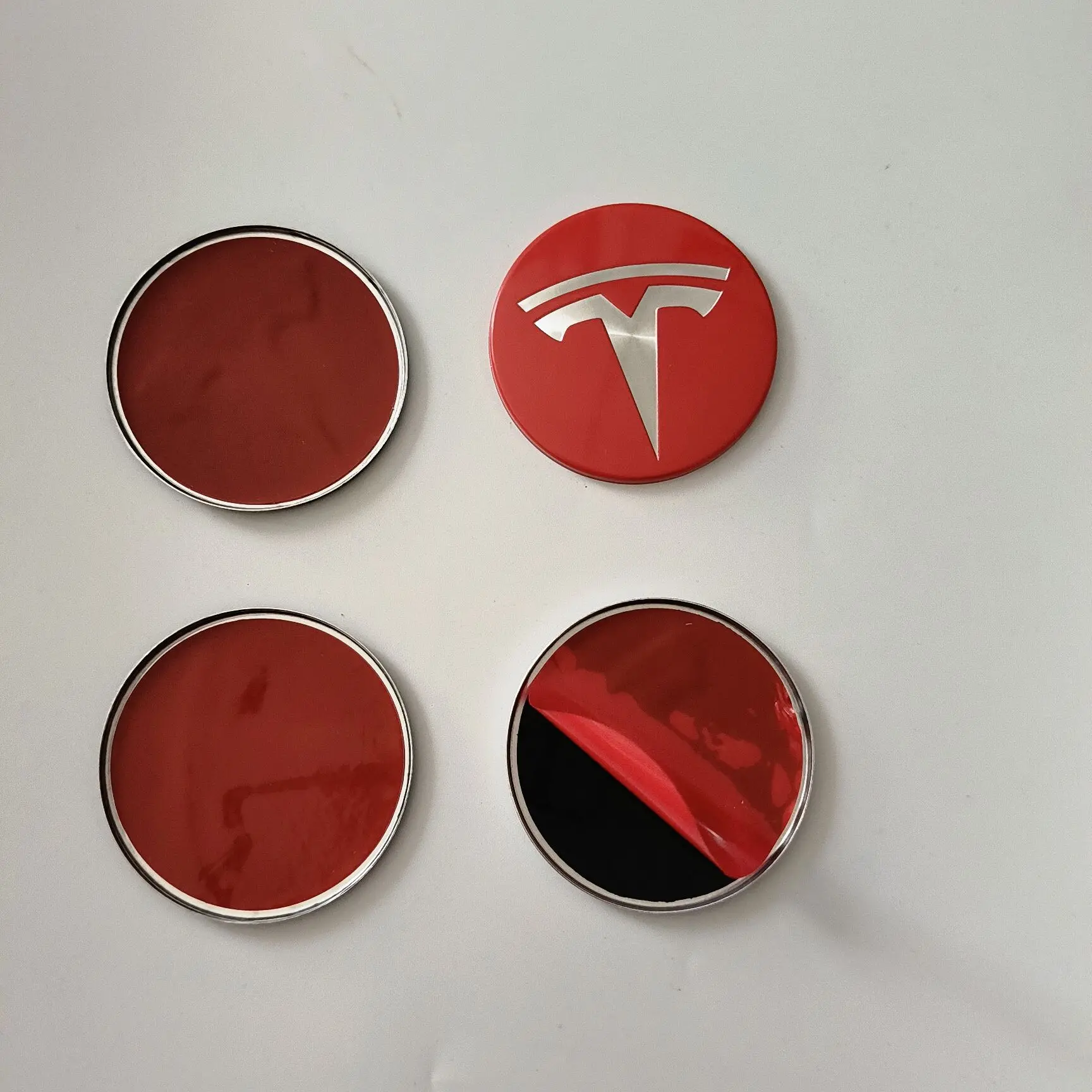 4 Stück 56mm 57mm Auto-Radnabenkappen Emblem-Aufkleber für Tesla Model 3 Y S X Roadster P75D P85D P90D P100D Auto-Zubehör
