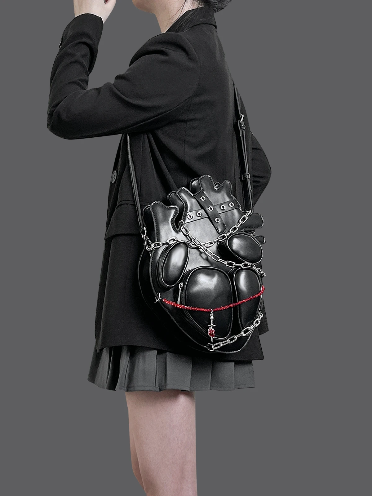 HIATUS original dark binding chain heart shoulder crossbody bag creative gothic style punk metal sexy bag