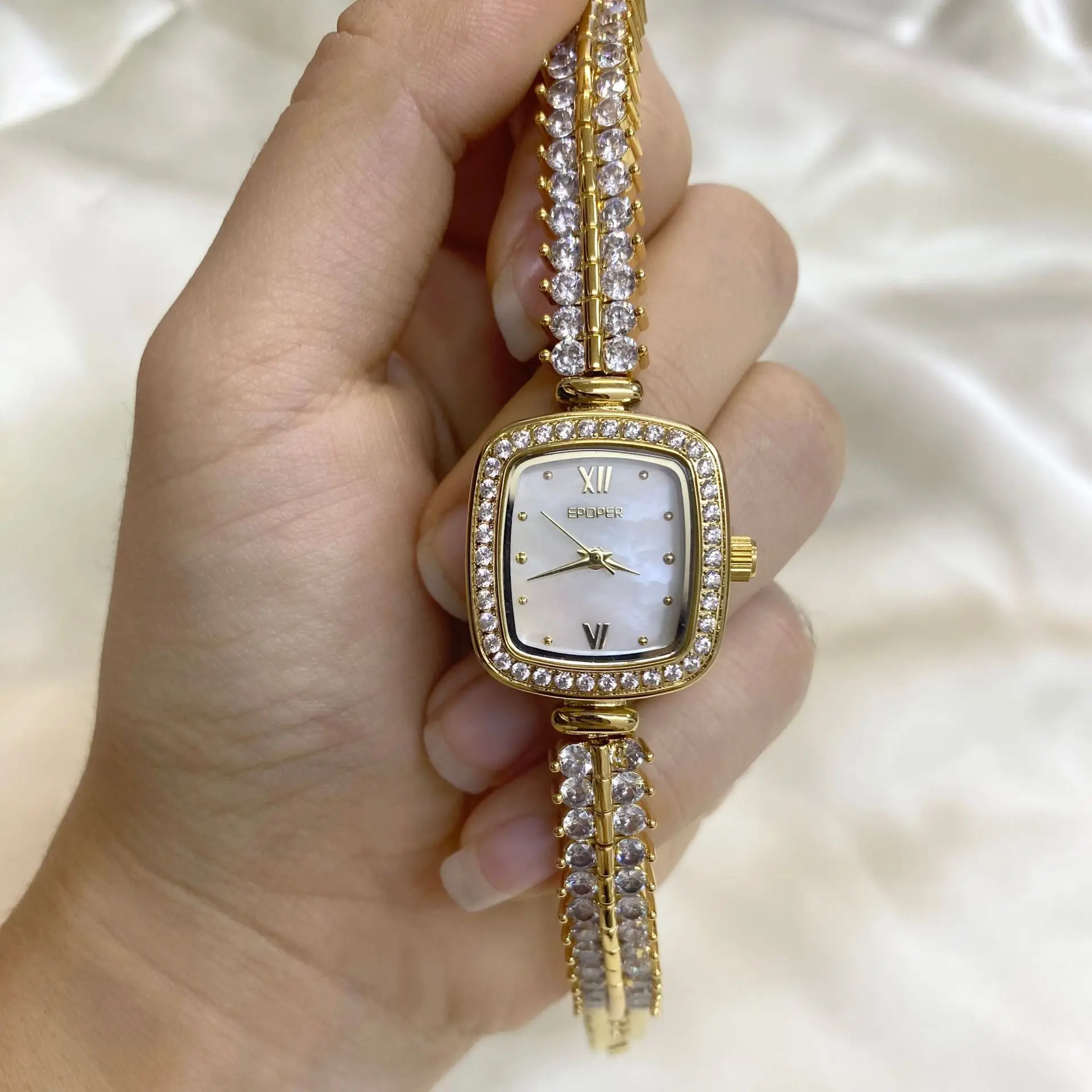 

Women's bracelet watch fashionable and luxurious thin strap quartz watchelegant and simple wristwatchwomen's giftdesigner watch