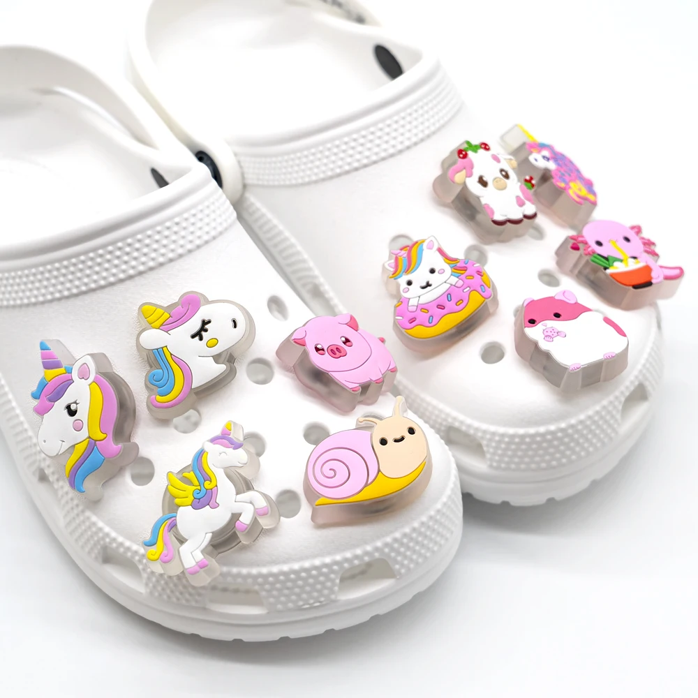 1 Stück süße Wal-Einhörner, Pinguine, Schuhanhänger, beleuchtete Enten, Schweine, Katzen, Schuhdekorationen, Kühe, Frösche, Sandalen, Anstecknadeln für Frauen und Kinder – Detail 4