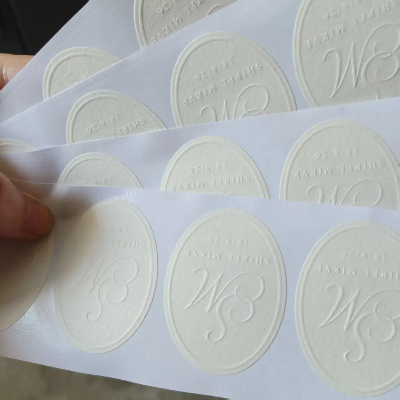 200PCS Customized self-adhesive 3D embossed paper sticker labels for wine bottles, cosmetics, and brand packaging stickers