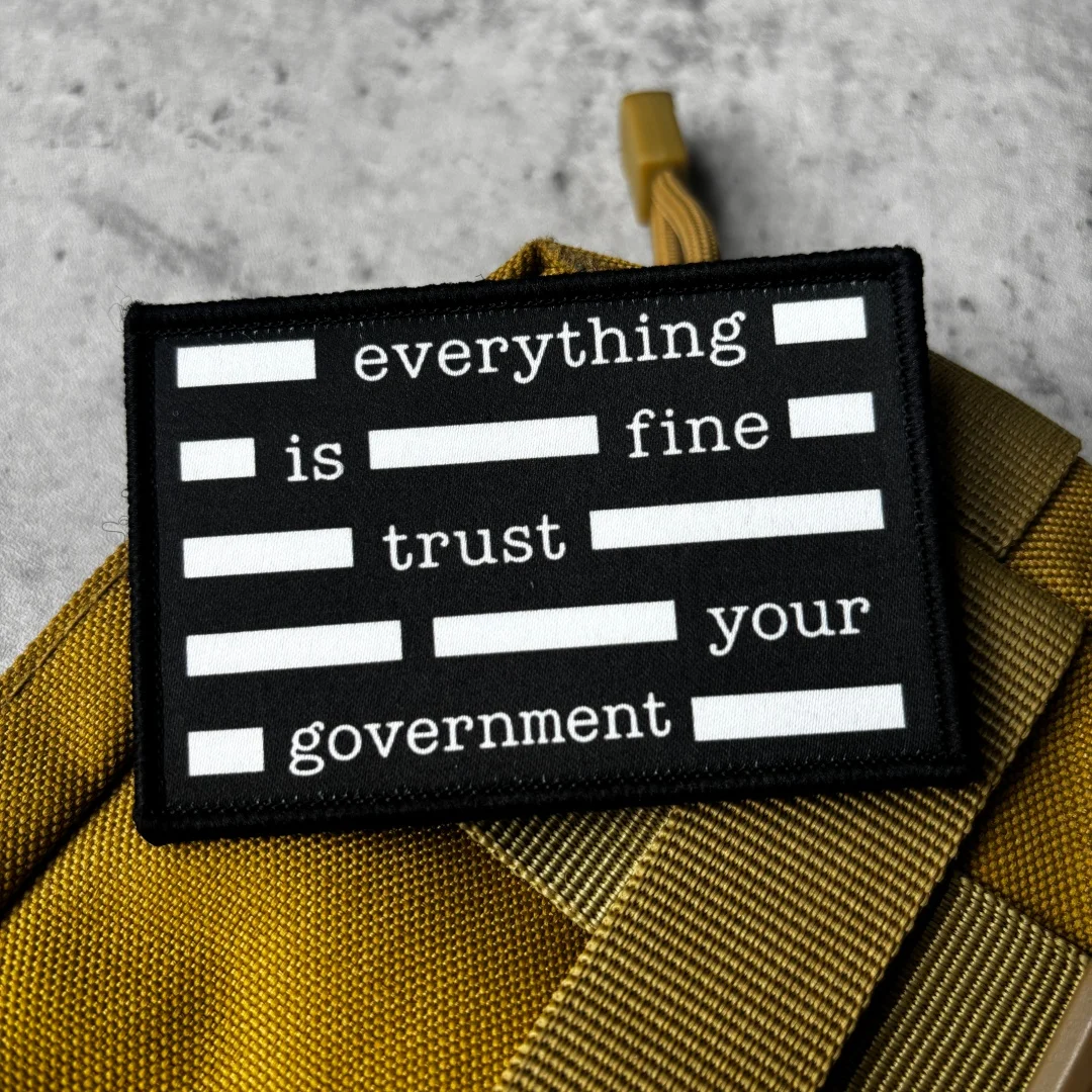 Alles ist in Ordnung, vertraue deiner Regierung – Lustiger, sarkastischer Klettverschluss-Patch für den Rucksack – Detail 3