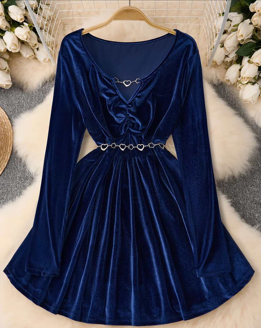 

Retro-Elegant Plus-Size Women’s Top with Heart-Shaped Metal Chain