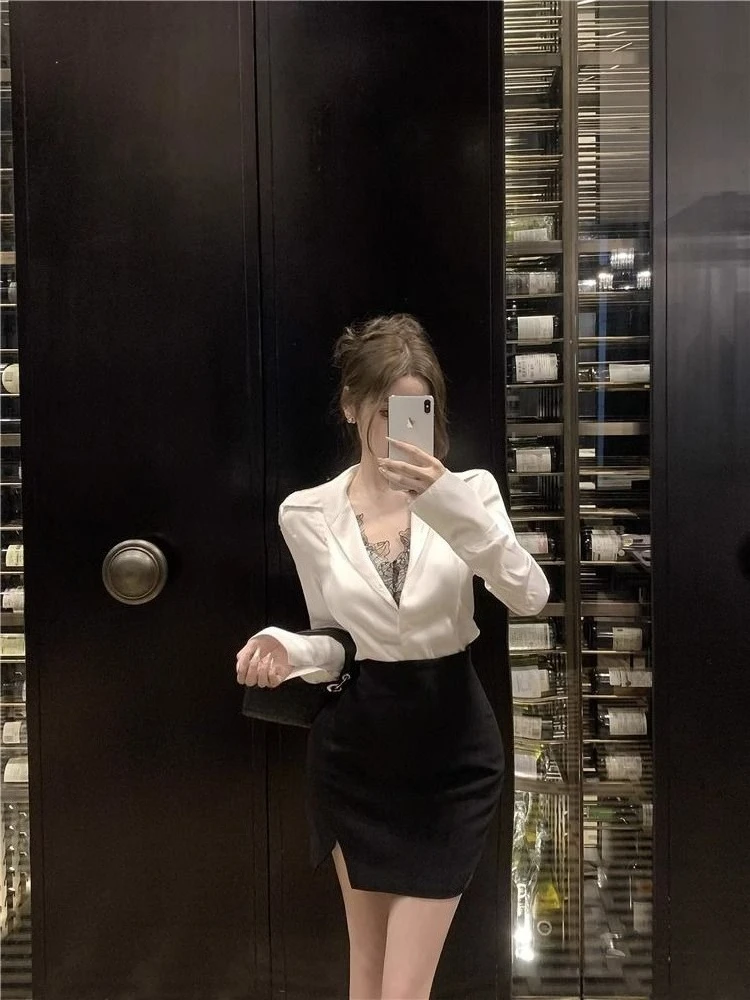 

Женский комплект: блузка с кружевными вставками и V-образным вырезом, длинными рукавами, и черная короткая юбка с завышенной талией, облегающего кроя, в элегантном стиле. Новинка осени.