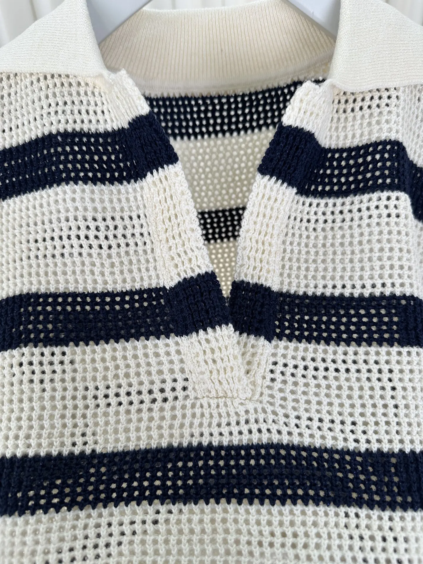 

2026 New Early Spring Women's Knit Top: Color-Block Stripes, V-Neck, Cutout Details, and a Relaxed, "Lounge-Style" Loose Fit