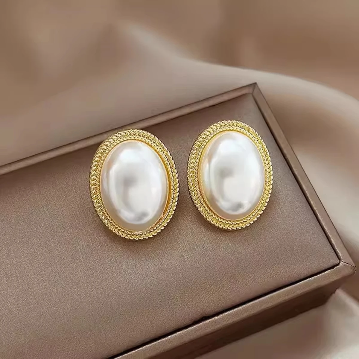 Trendy Oval Imitation Pearl Stud Earrings for Women Golden Metal Frame Geometry Earrings Wedding Party Vitnage Elegant Jewelry