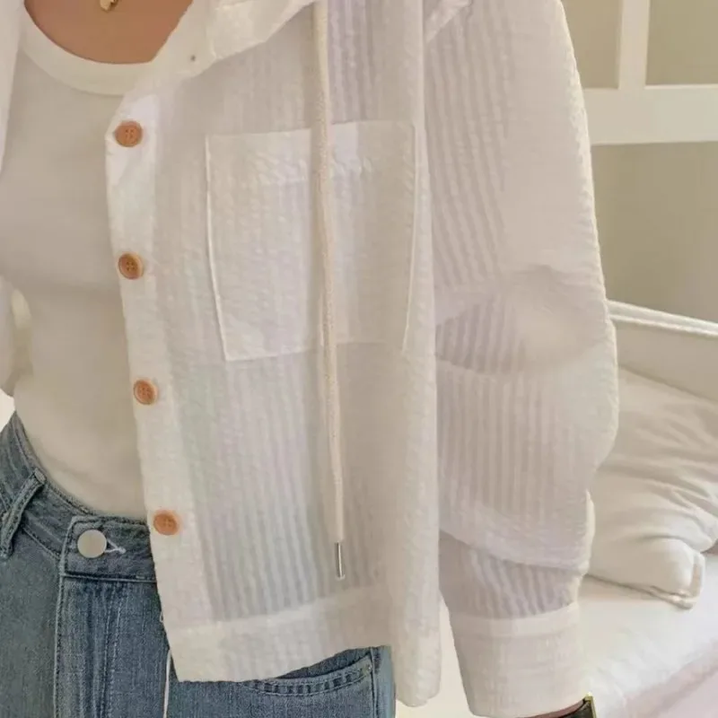 قميص كوري أنيق قابل للتنفس بألوان متباينة مع غطاء للرأس للنساء فضفاض بأكمام طويلة واقي من الشمس قصير مناسب لكل موسم