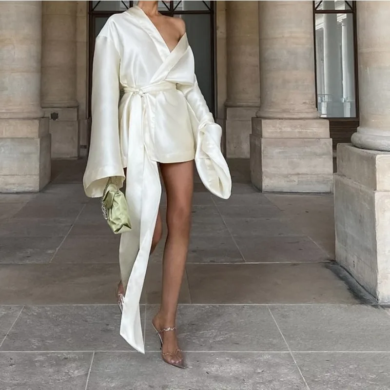 เดรสสายเดี่ยวแขนยาวทรงหลวมสไตล์เซ็กซี่สำหรับฤดูใบไม้ผลิ  ชุดเดรสผ้าซาติน กระโปรงสั้น เสื้อผ้าผู้หญิง