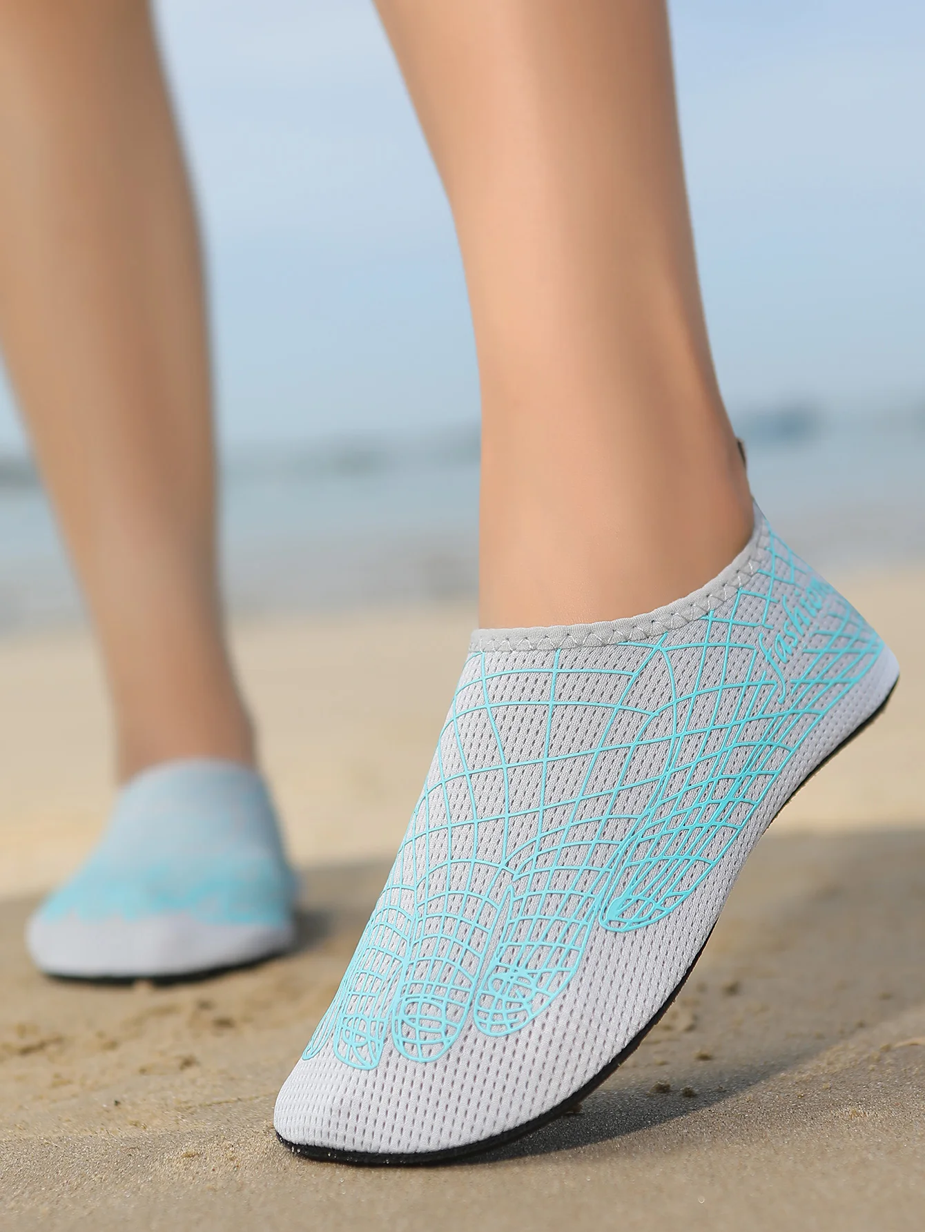 

Quick-drying Aqua Shoes Summer Lightweight Women's Beach Shoes Soft Couple Water Shoes Flexible Casual Sneakers Anti-slip36-47