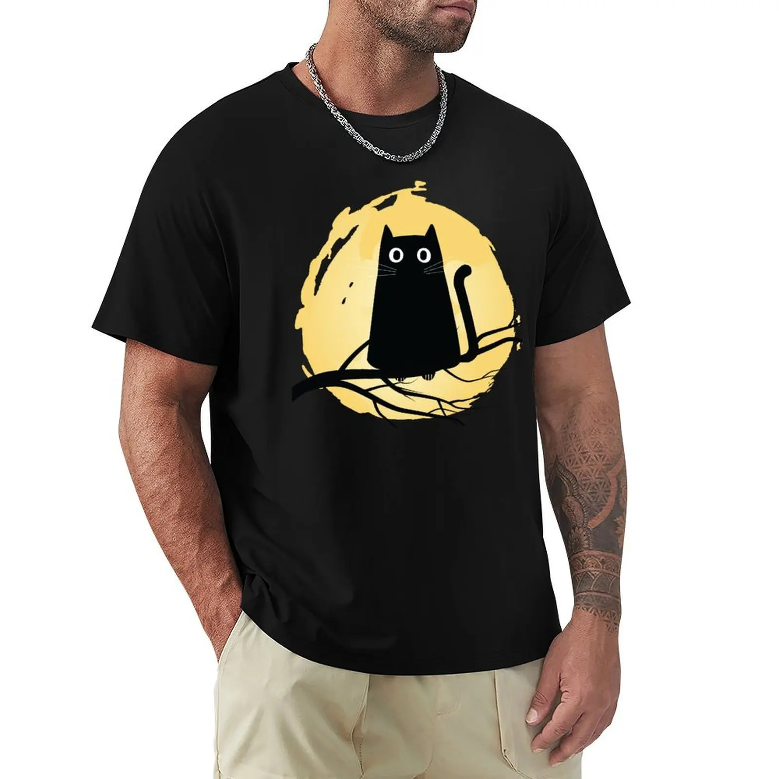Mignon chat noir étonné sur un arbre devant la lune. T-shirt respirant et léger pour l'été