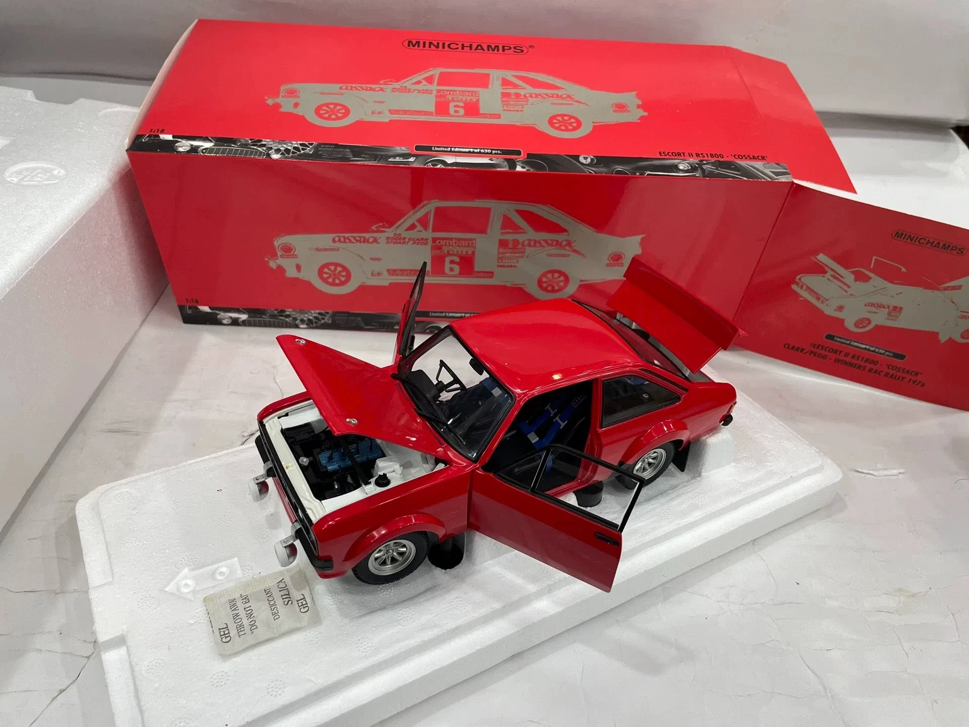 

Minichamps 1:18 Escort RS 1800 Red Simulation Limited Edition All Open Alloy Metal Static Car Model Toy Gift
