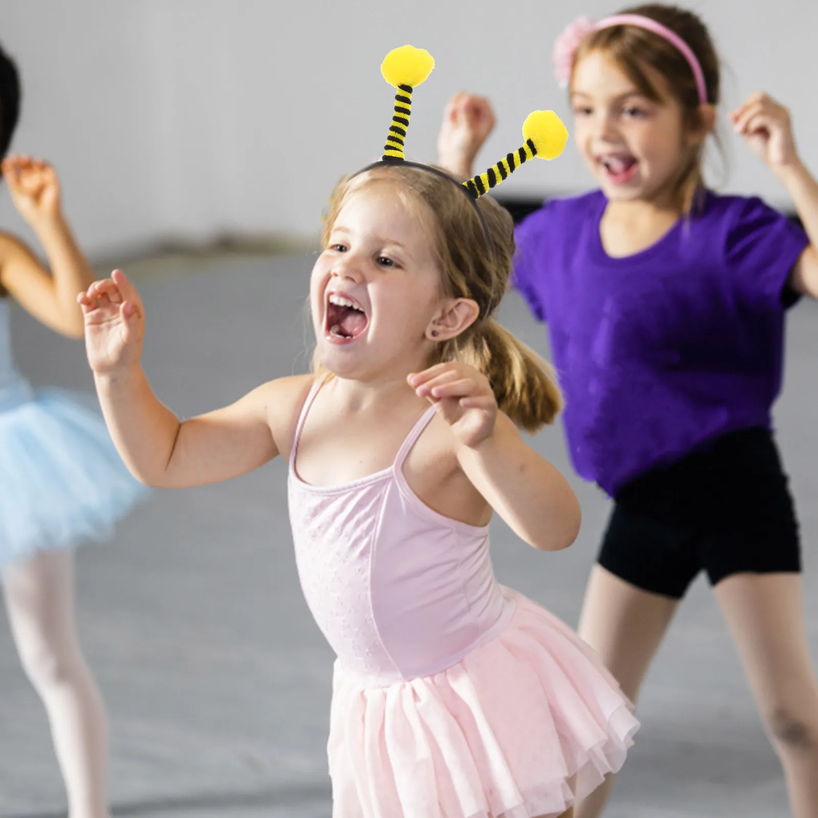 ชุดแต่งกายผึ้ง 1 ชุด สำหรับเด็ก ประกอบด้วยที่คาดผม ถุงมือลายทาง ถุงน่อง อุปกรณ์สำหรับการแสดงบนเวที งานปาร์ตี้ ชุดแฟนซีสำหรับเด็ก