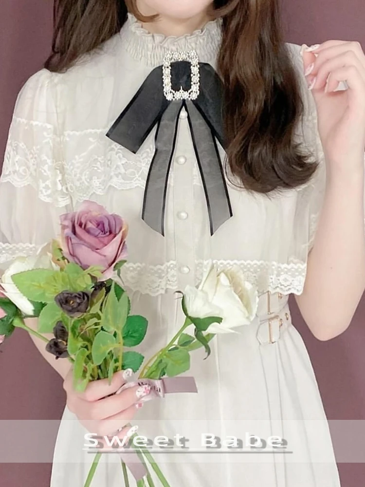 เดรสลูกไม้สไตล์โลลิต้า ความยาวปานกลาง แขนสั้น ประดับโบว์และเข็มกลัด ดีไซน์หวานหรู จับจีบแบบสโมค ความยาวครึ่งตัว เหมาะสำหรับฤดูร้อน