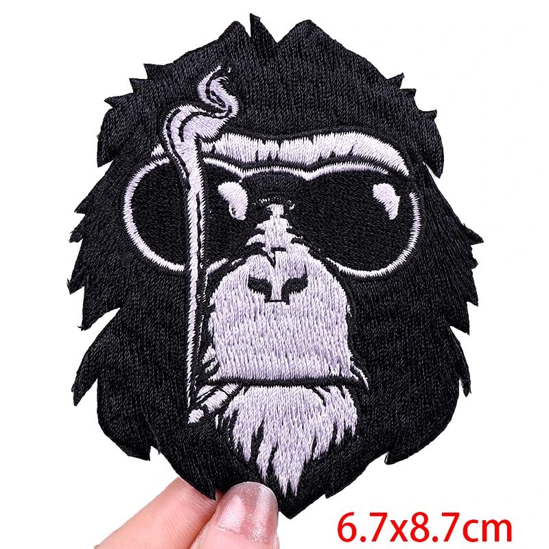 Parche bordado termoadhesivo mono fumador punk rock – Adhesivo para ropa - imagen 3