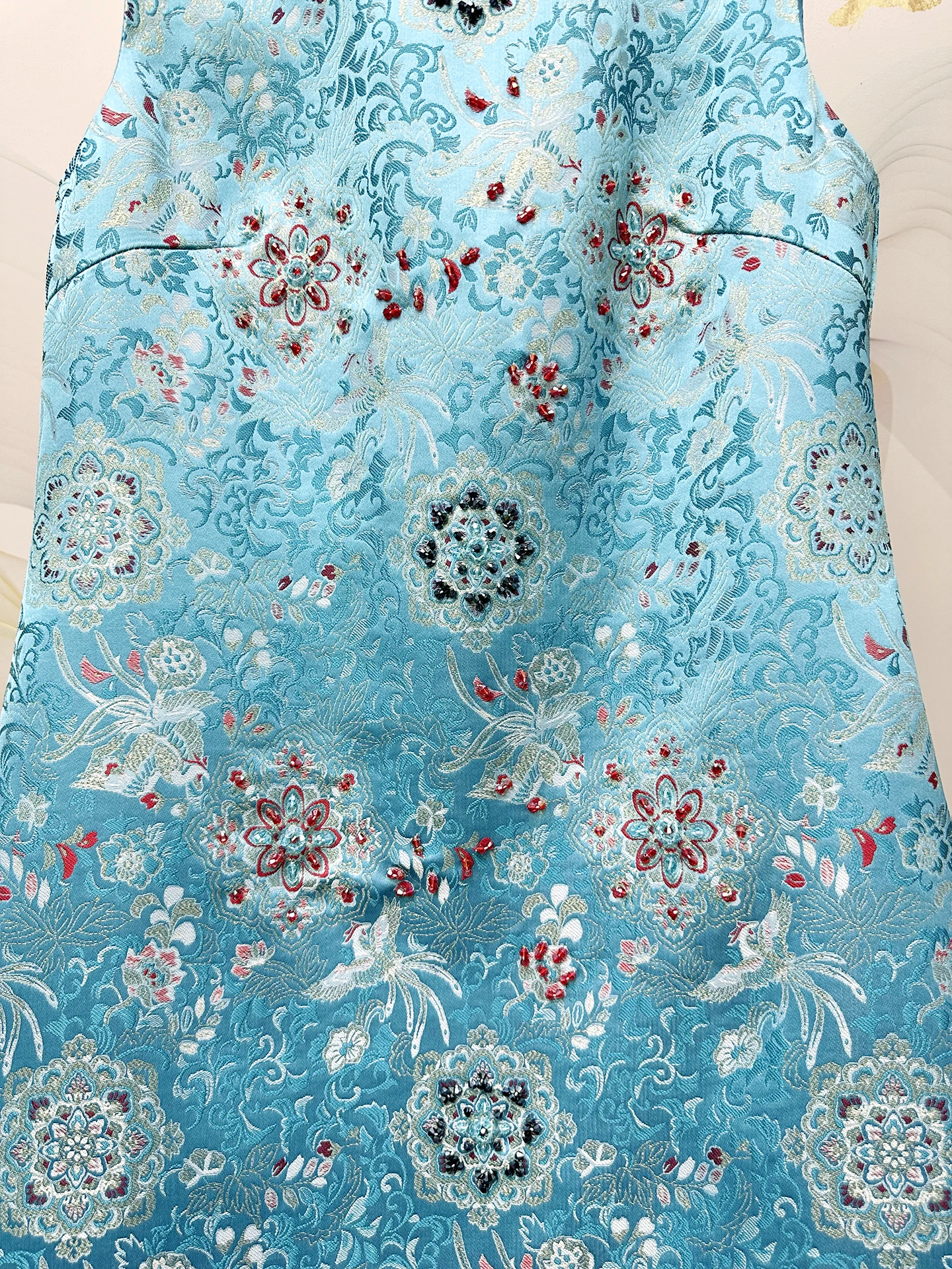 2026 Primavera francese elegante temperamento socialite girocollo senza maniche ricamo in rilievo vita alta abito corto a trapezio per le donne