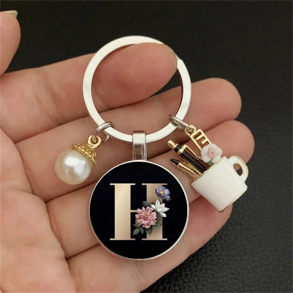 Exquisite 26 Initials A to Z Circular Pendant Keychain Luxury Pearl Decoration Keyring Fashion Car Key Holder Couple Gift