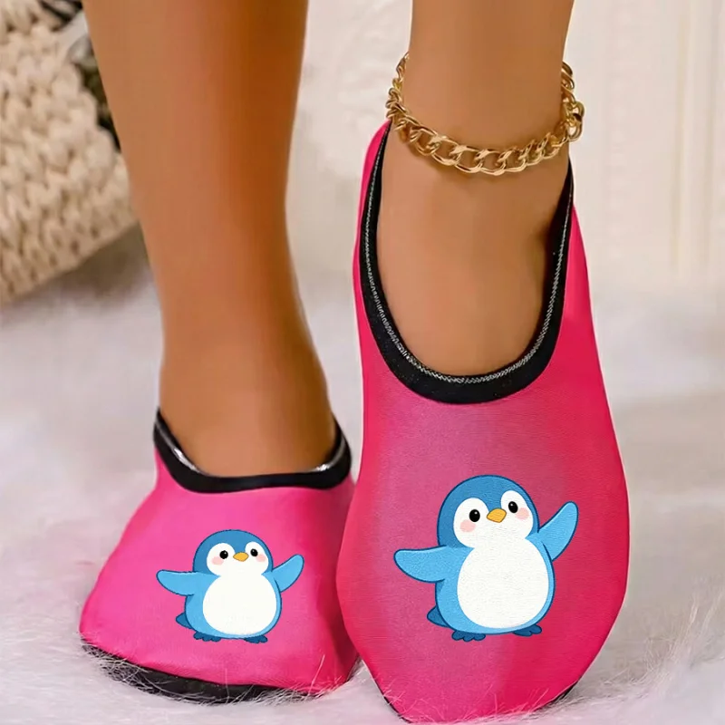 

Четырехсезонные носимые пары с мультяшным птичьим принтом и тонкой бархатной подкладкой, дышащие, высокоэластичные, противоскользящие тапочки для пола.