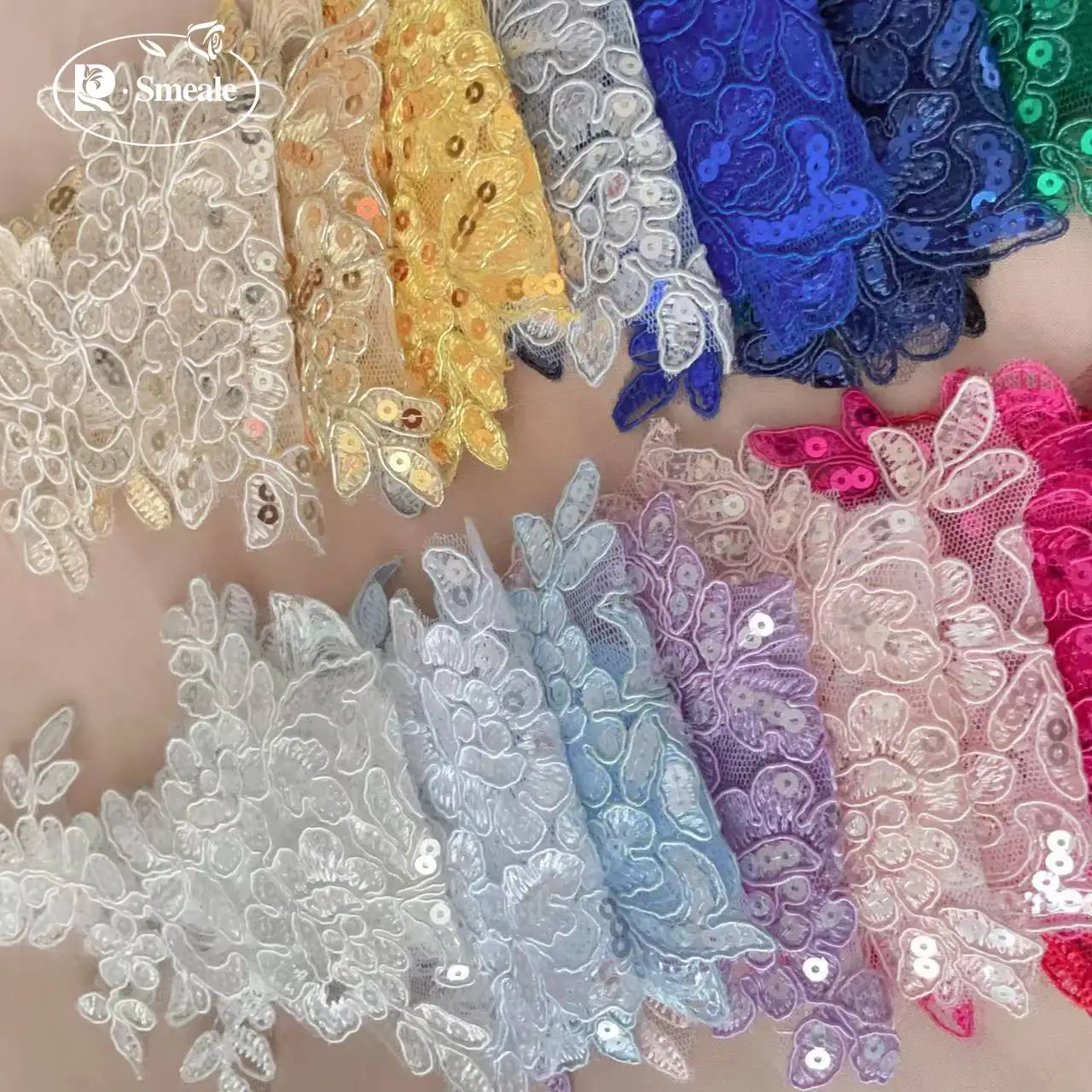 20 Stück und 10 Stück. Spitzenborte mit glänzenden Pailletten und verspiegelten Blumen. Hochzeitskleid, Hochzeitsschuhe, Kopfschmuck, DIY-Nähzubehör. – Detail 4