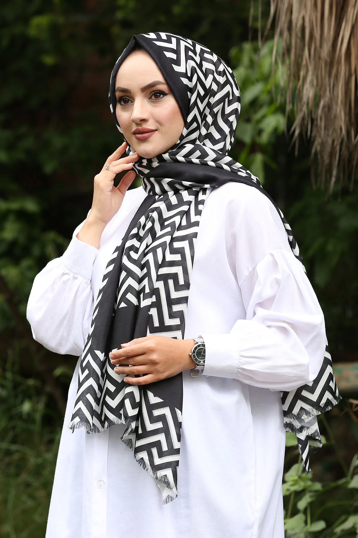 Chevron Pattern Shawl E-Black White