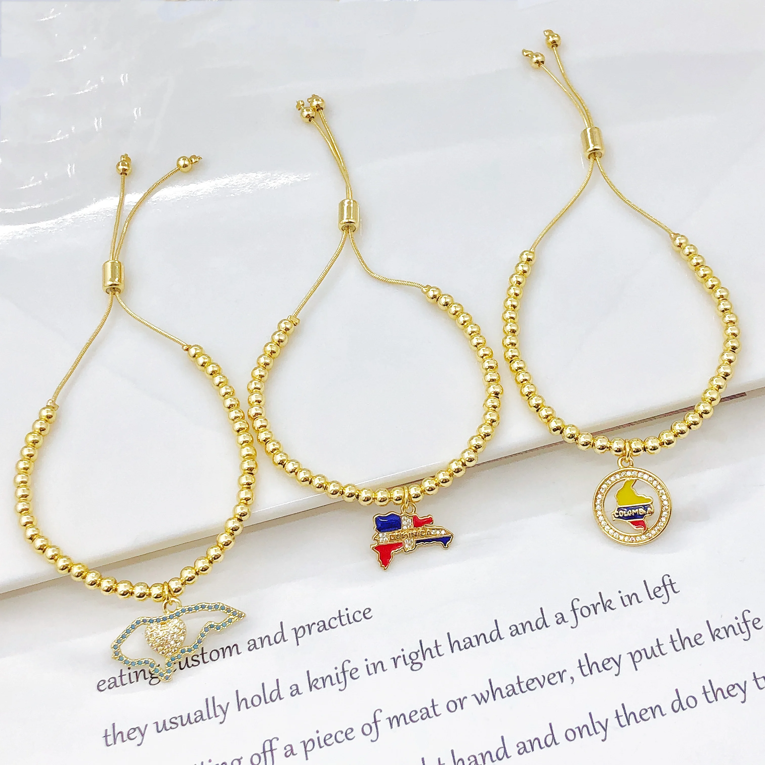 Pulsera Clásica con Cadena de Cuentas de Cobre Bañado en Oro con Mapa y Bandera de Venezuela, Colombia y República Dominicana para Hombre y Mujer, Joyería para Fiestas y Aniversarios