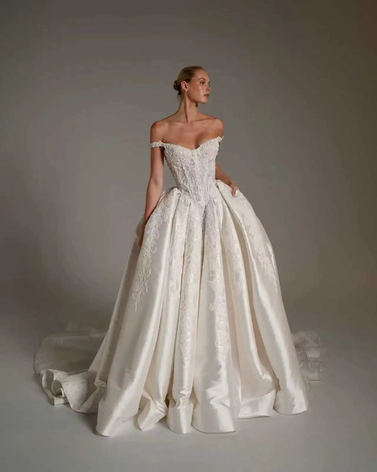 Роскошное свадебное платье 2026 из атласа с корсетом для церемонии в церкви, модель «Принцесса Невеста»