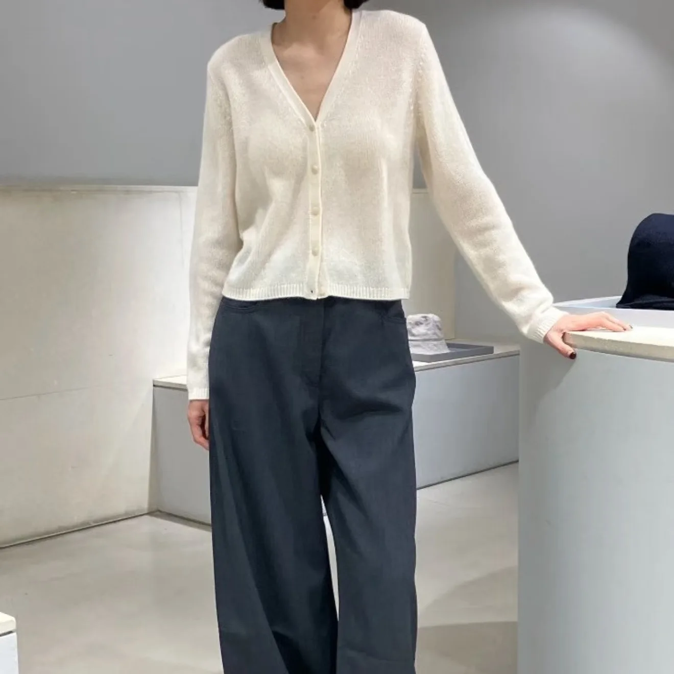 

Women's Standard Version Simple Versatile Knitted V-Neck Cardigan Spring 16a-2615