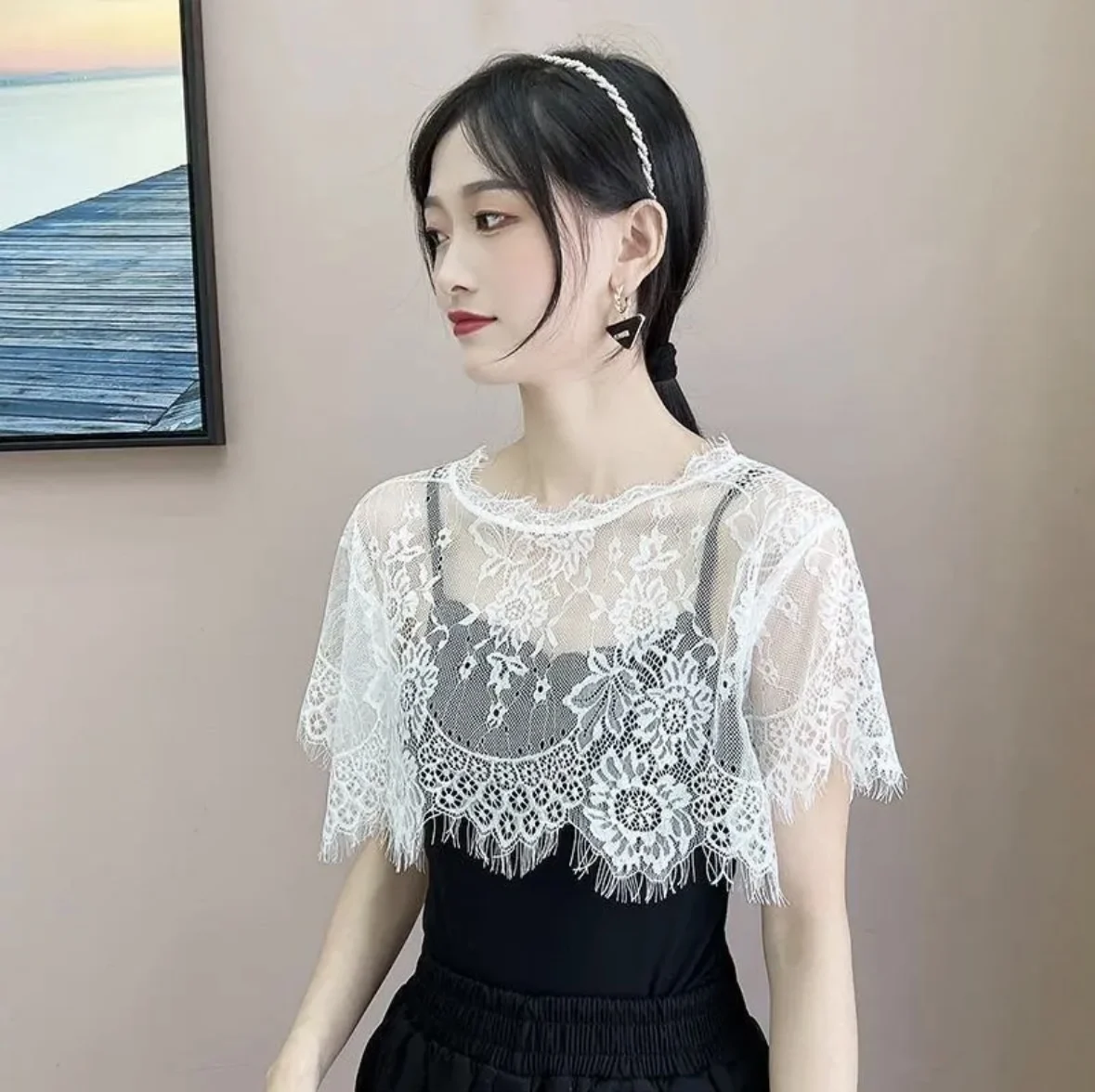 

Wearing a camisole skirt with a women's one shoulder lace bottom shirt, mesh T-shirt, medium sleeved hollow lace short top