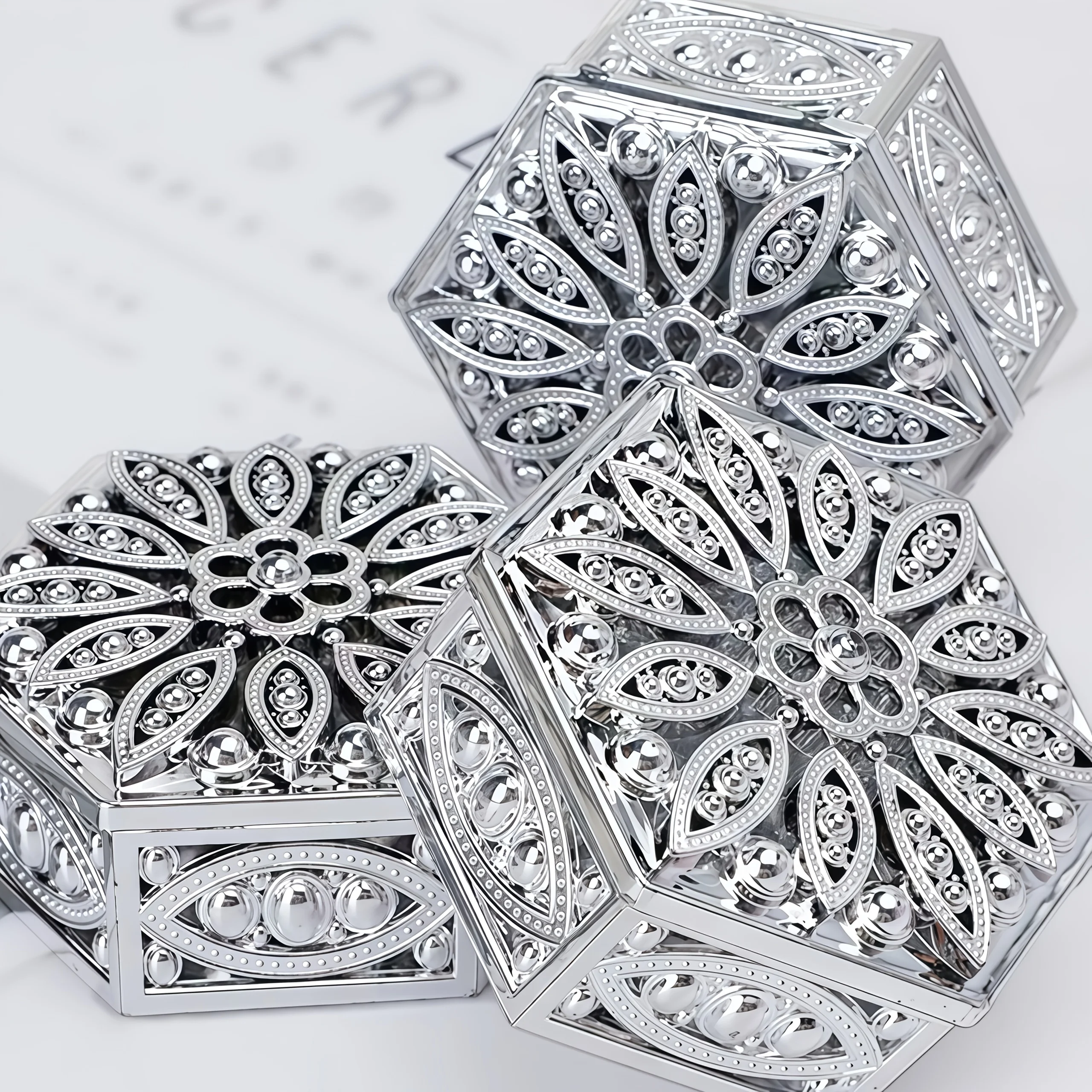 1Pc Hexagon Creative Plastic Candy Box Wedding Vintage Candy Boxes Chocolate Gift Treat Boxes Party Favor Hollow Gold Silver Box