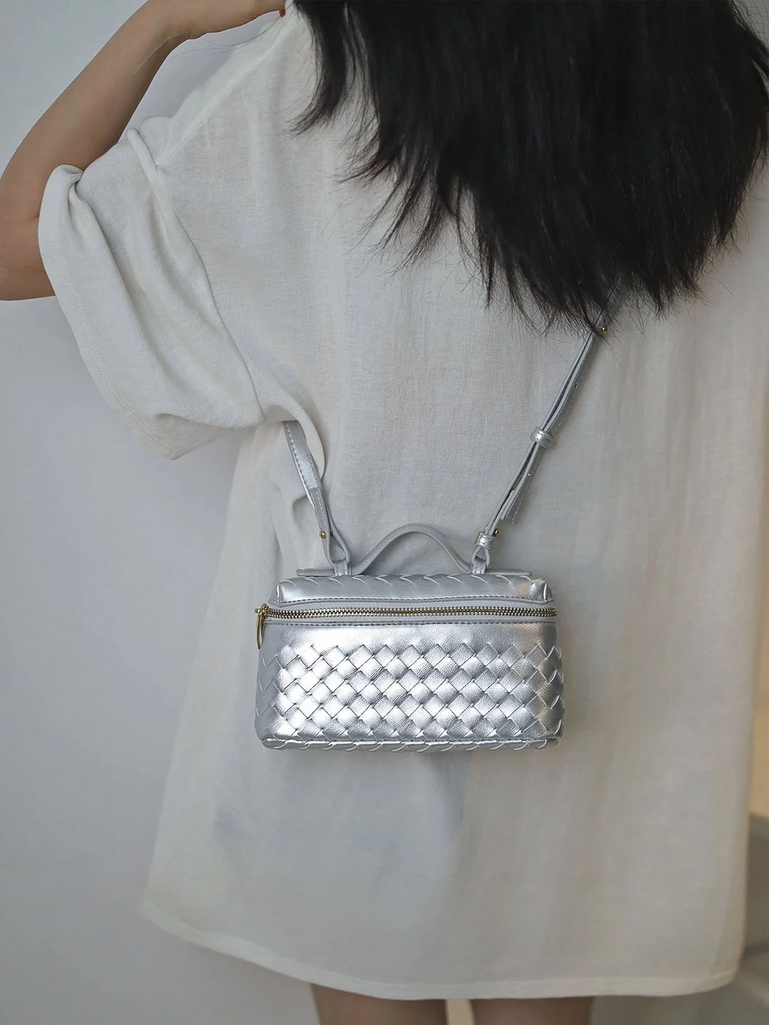 trendy-commuter-women's-handbag-woven-slant-cross-silver-color-business-casual-style-single-shoulder-bag-daily-use