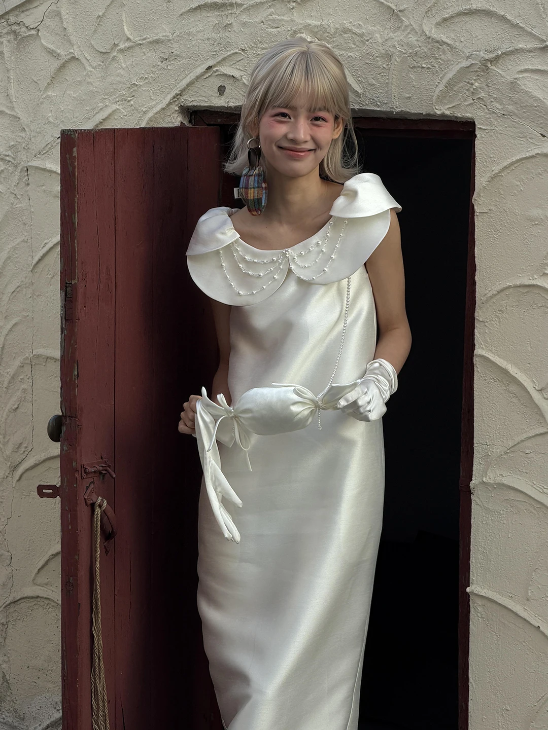 

Новое элегантное атласное свадебное платье 2026 года, белое, для фотосессий на открытом воздухе, с жемчужной отделкой, средней талией, длинная юбка