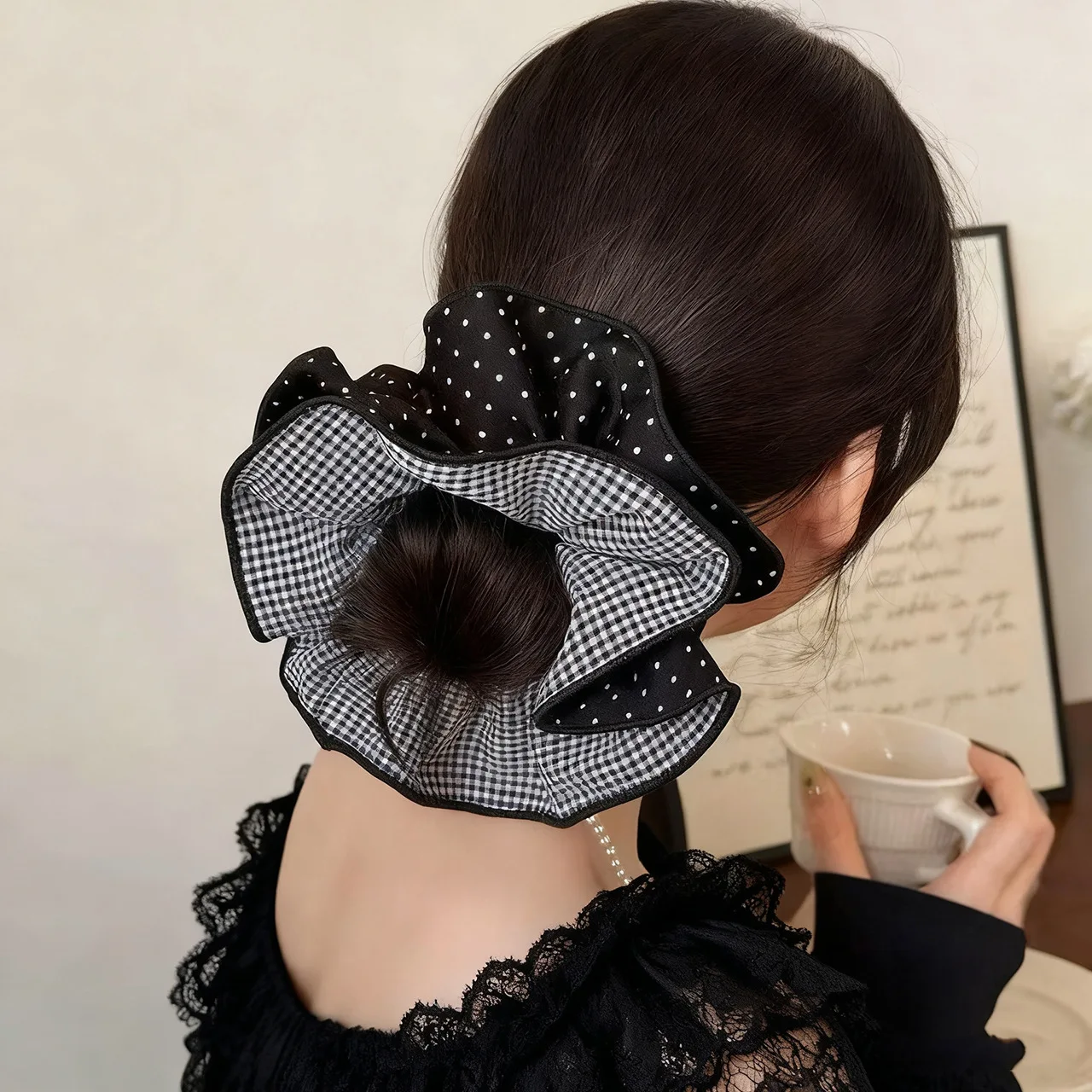 

Low ponytail, large intestine hair loop, women's high-end feel, black and white checkered headband, cloth headband, floral hair