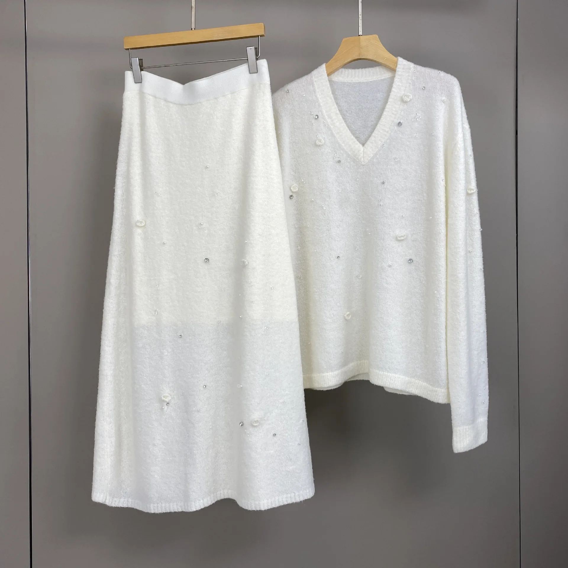 

2025 Autumn/Winter New Arrival: Heavy-Duty Beaded V-Neck Wool Knit Sweater And Elastic Waist Skirt Set
